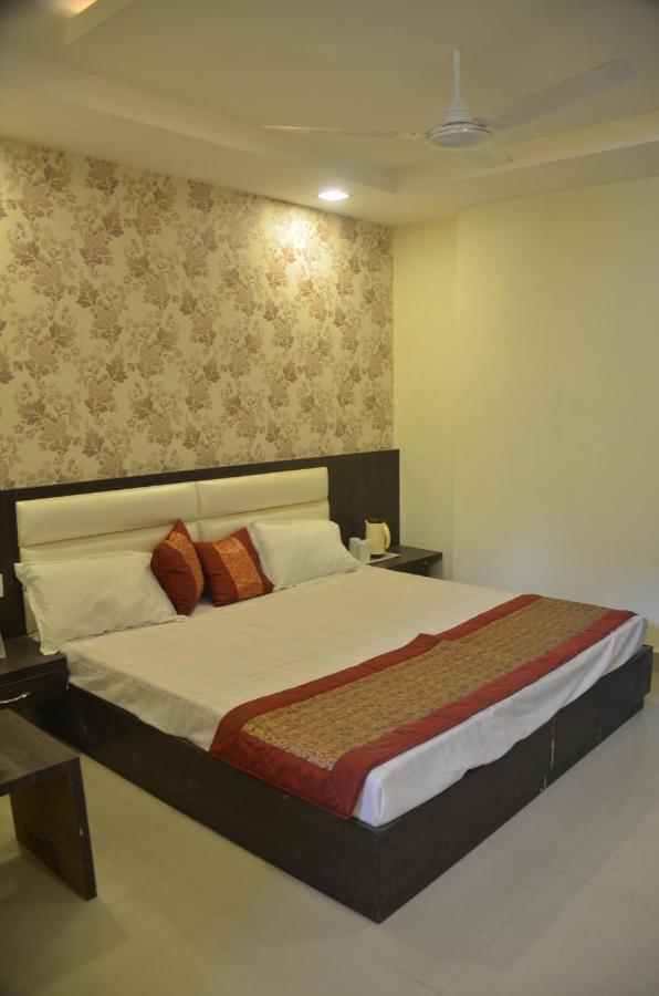 Hotel Krishna Galaxy 坎普尔 外观 照片