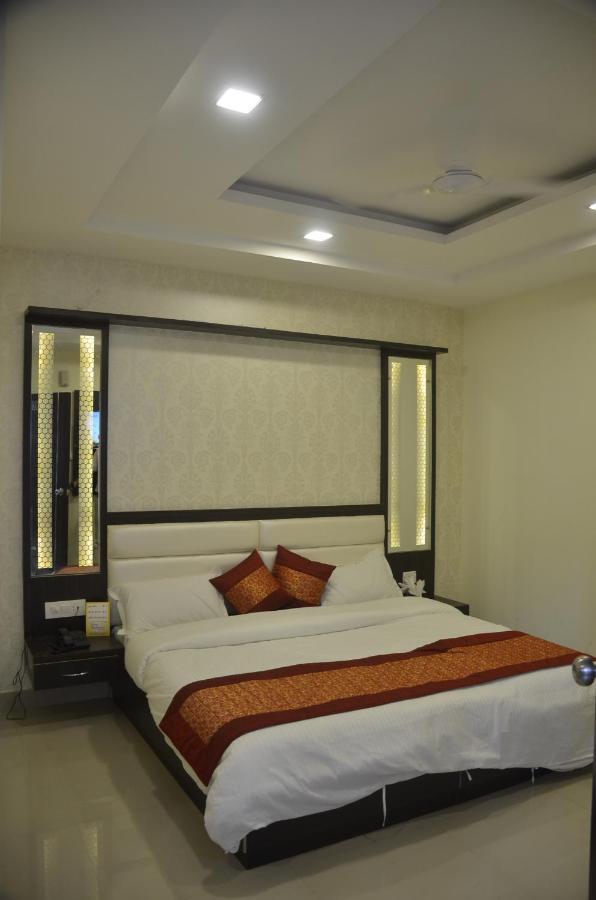 Hotel Krishna Galaxy 坎普尔 外观 照片